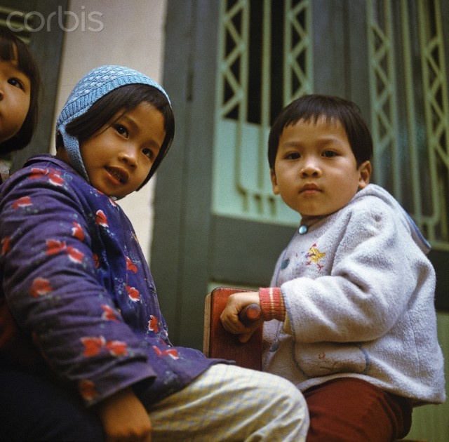 Hà Nội 3.1973. Trẻ em và trò bập bênh tại một nhà trẻ ở Nghi Tàm, Hà Nội. Ảnh. © Werner Schulze-dpa-Corbis.